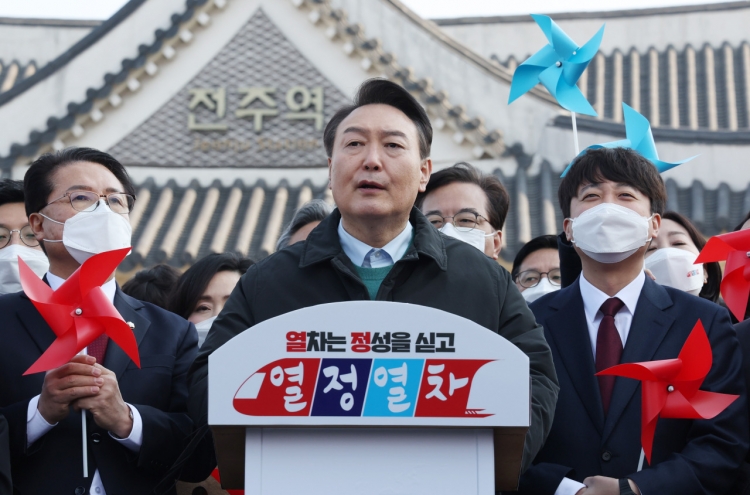 [Newsmaker] Yoon hops on ‘Passion Train’ to woo voters from rival stronghold