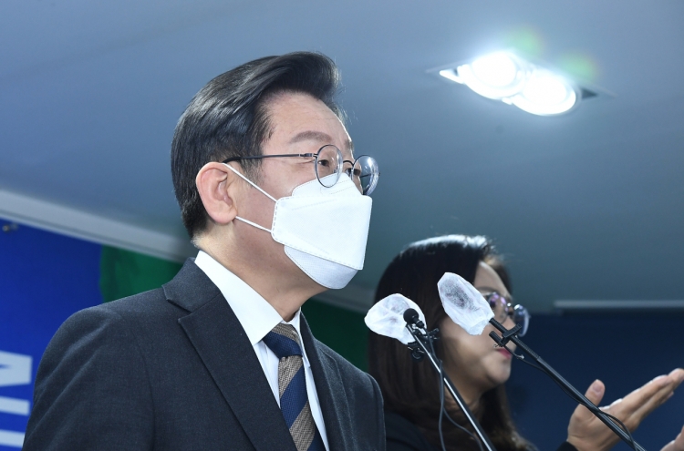 Lee Jae-myung accused of aping Lee Myung-bak's signature economy pledges
