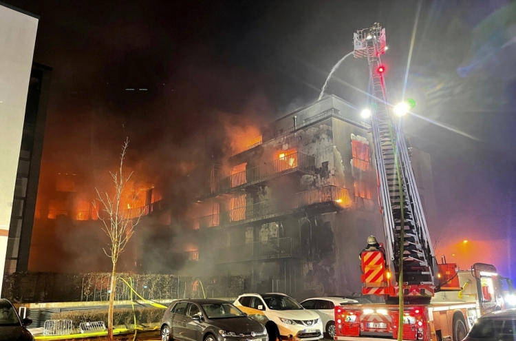 1 dead, 11 evacuated in apartment building fire