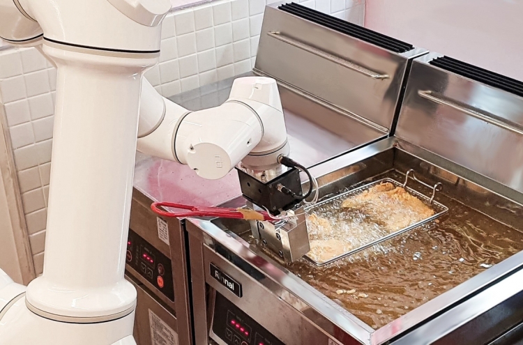 GS Retail latest to adopt chicken-frying robots