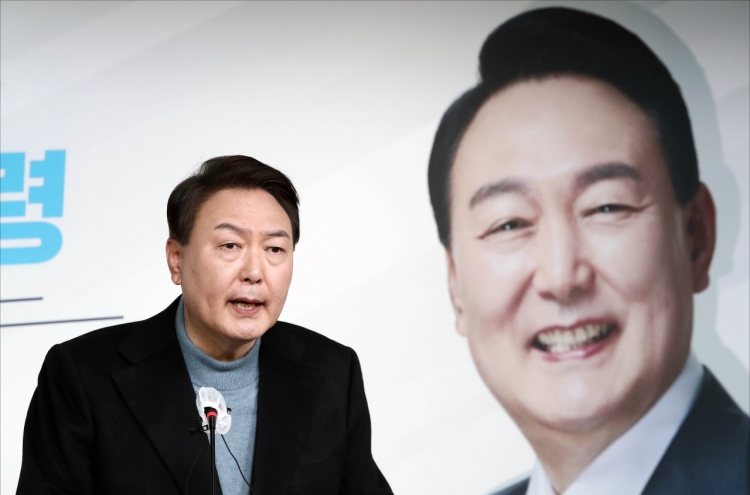 Yoon makes eleventh-hour merger plea to Ahn Cheol-soo