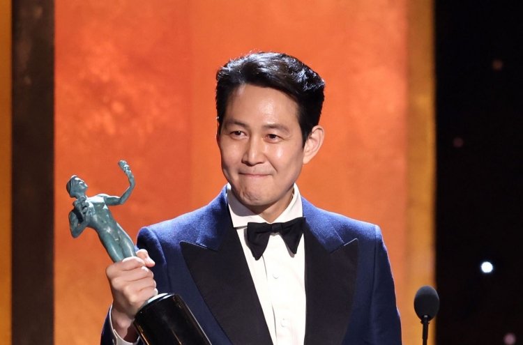 [URGENT] Lee Jung-jae bags trophy at SAG Awards