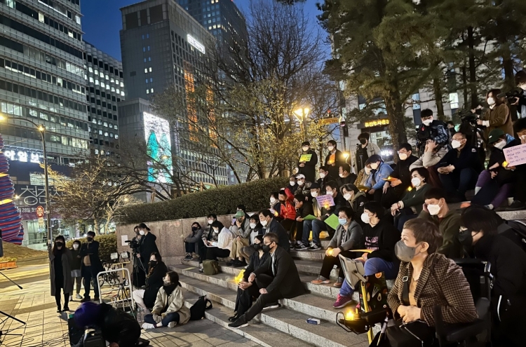 [From the Scene] In Seoul square, gathering remembers pandemic’s fallen