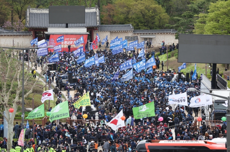 Hardline umbrella union holds banned rally, protests against president-elect’s labor policies