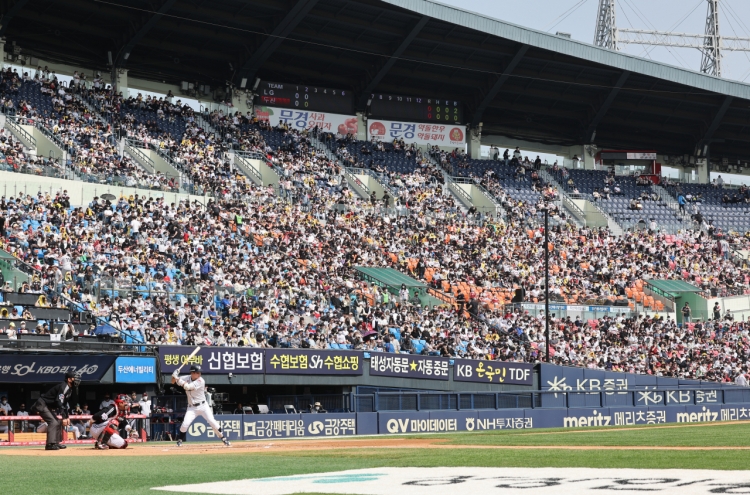 KBO attendance spikes on 1st weekend with cheering allowed