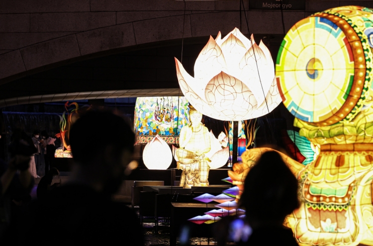 Lotus lantern festival lights up after two-year break