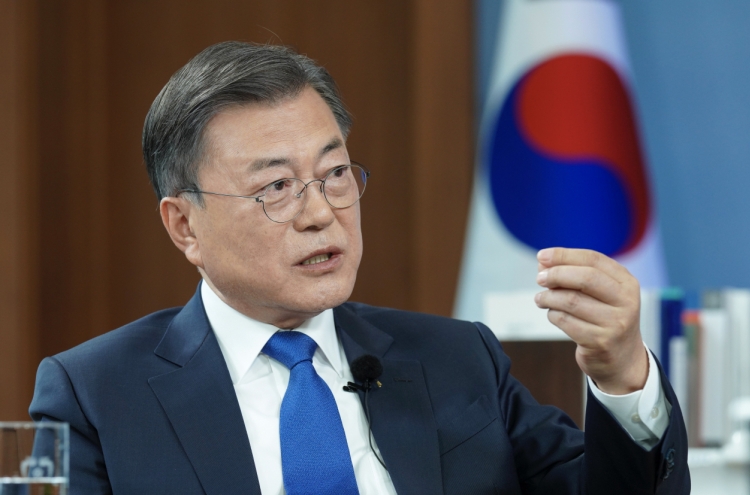 Moon says there are not only cons but also pros to pardoning ex-President Lee
