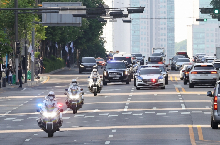 Yoon makes first commute to work in motorcade