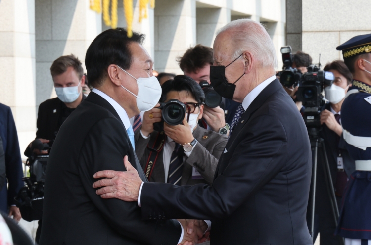 Yoon, Biden begin first summit at Yongsan presidential office