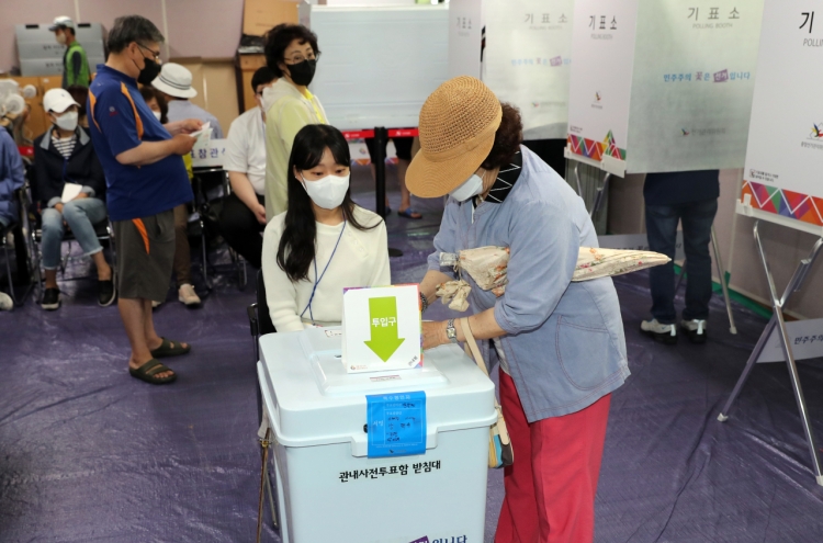 Koreans hit polls on last day of early voting for local elections