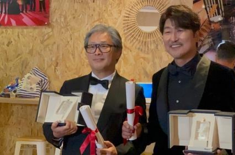 Yoon congratulates Cannes-winning director Park, actor Song