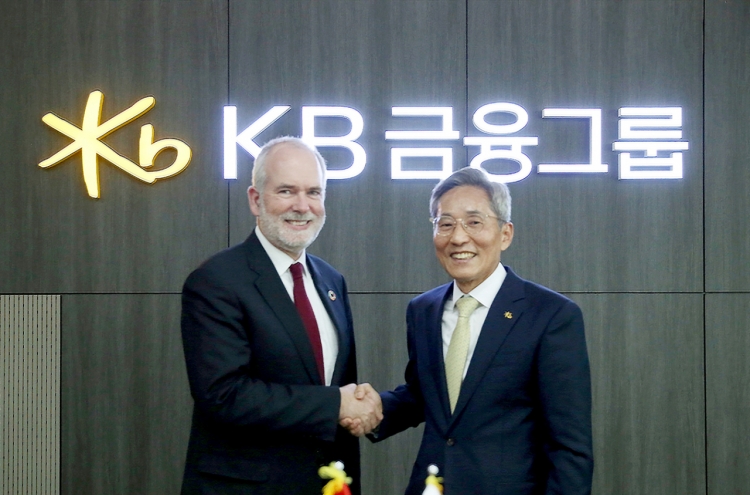 KB chief, Danish envoy discuss finance industry’s role in carbon neutrality
