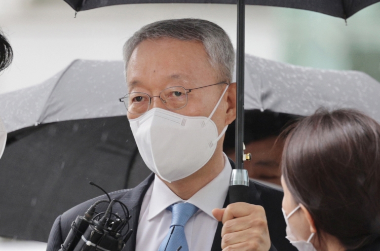 Court holds hearing to decide on ex-Industry Minister Paik's arrest