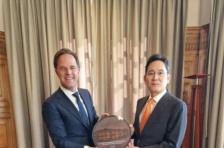 Samsung chief, Dutch PM discuss chip partnership