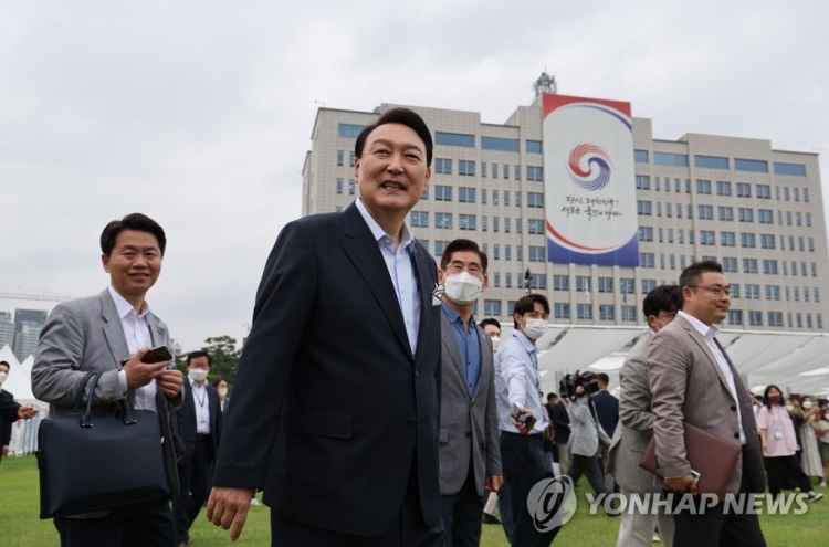 Yoon hosts 'housewarming' event in front yard of new presidential office