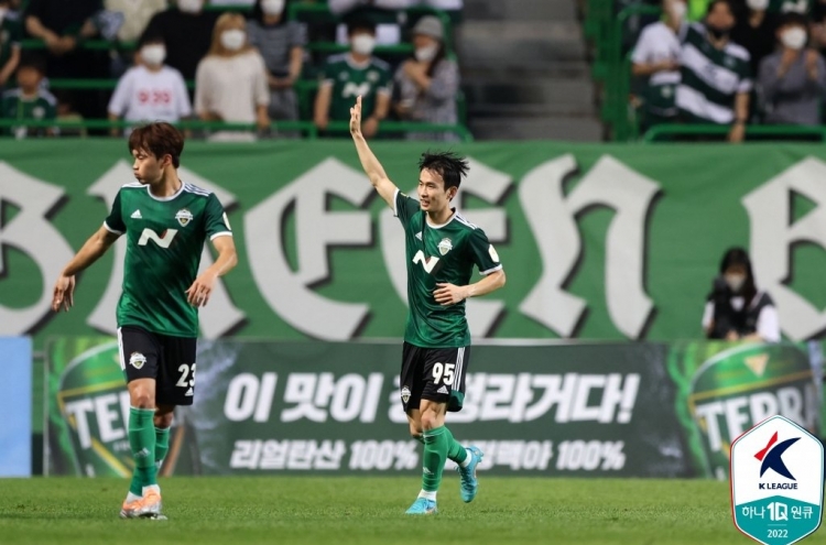 Jeonbuk climb to 2nd place in K League, keep pressure on Ulsan