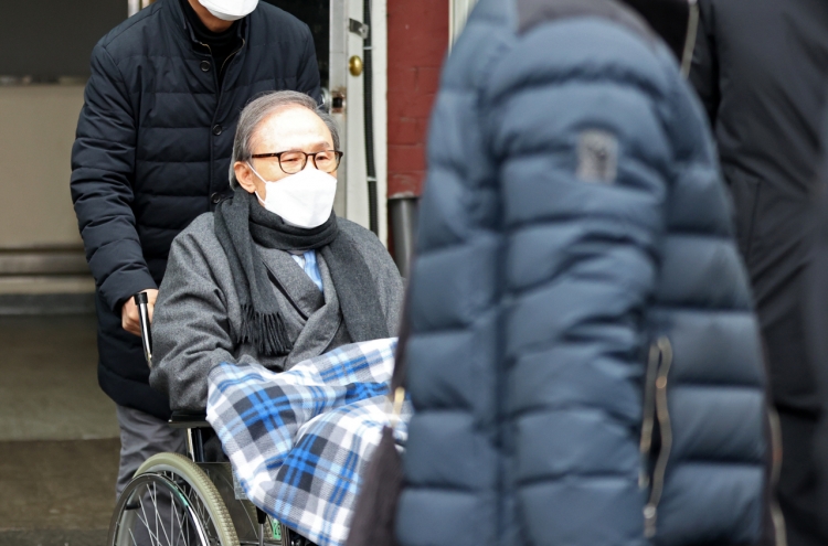 Ex-President Lee Myung-bak granted stay of sentence