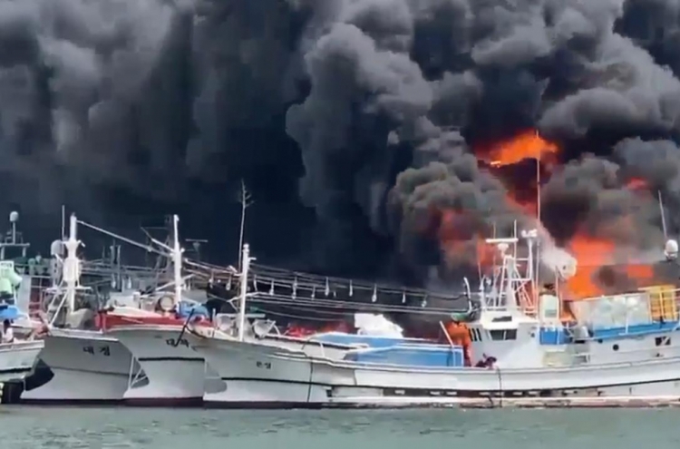 3 fishing boats catch fire at Jeju port, 3 seriously injured