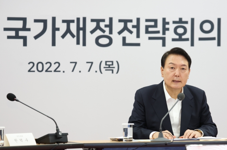 Govt. should tighten its belt to overcome financial crisis: Yoon