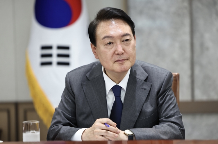 Yoon's approval rating falls below 40% amid turmoil at ruling party