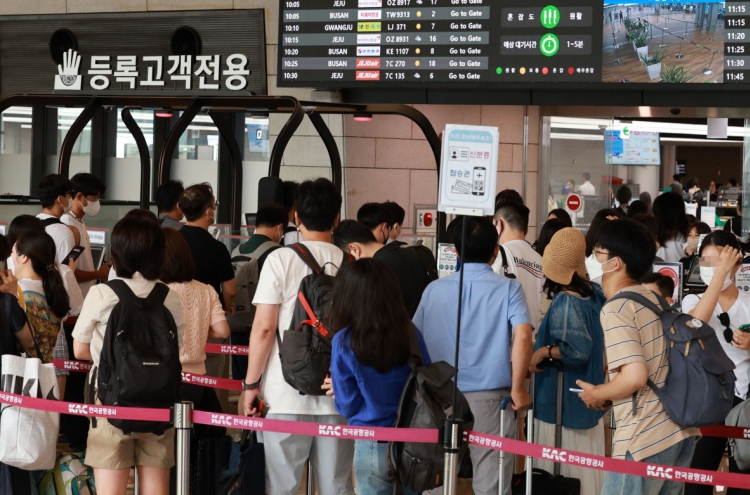 [Photo News] Travelers flock to airport despite surge in COVID cases