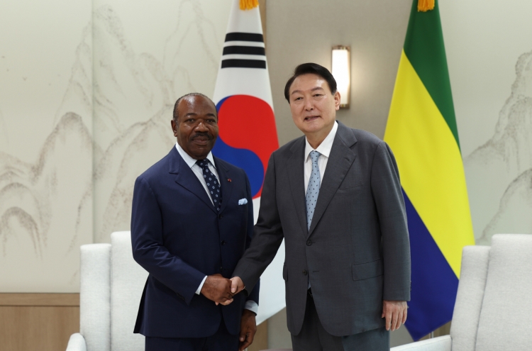 Yoon, Gabonese president hold summit talks