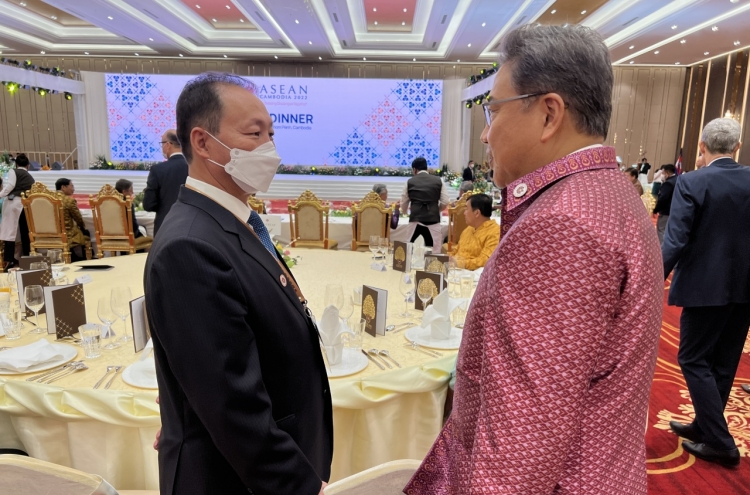 FM calls for inter-Korean dialogue during brief encounter with North's envoy at ASEAN meetings