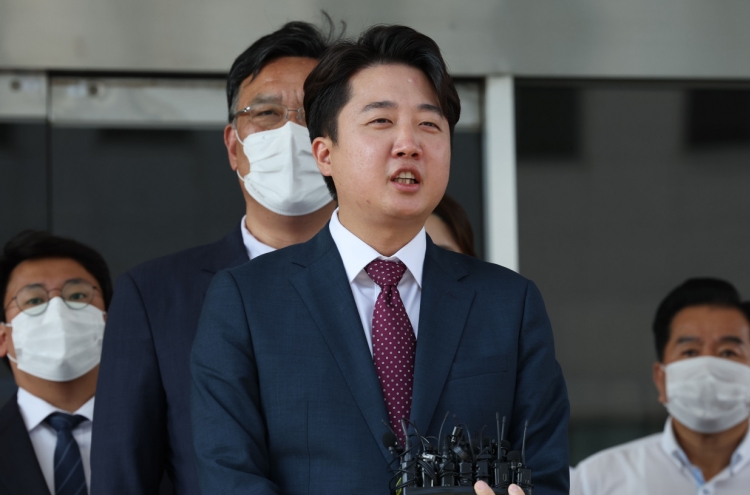 Lee’s petition holds back normalization of Yoon’s party