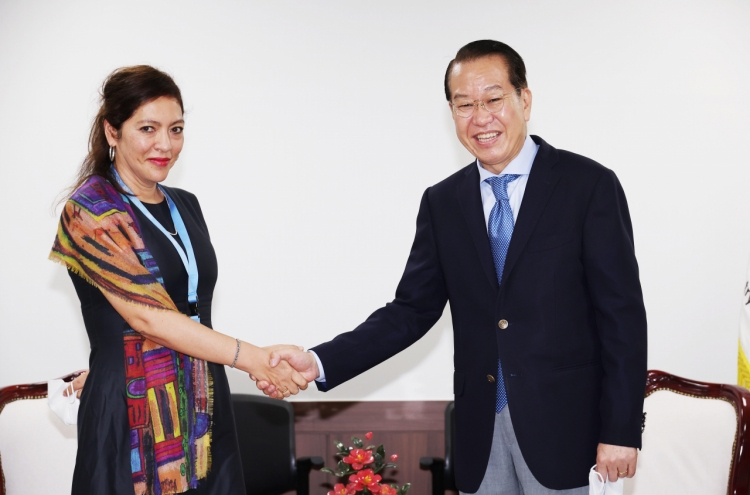 Unification minister discusses N.Korea human rights with U.N. rapporteur