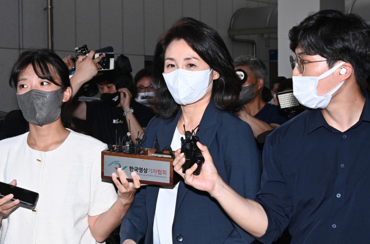 Opposition leader Lee's wife asked to appear before prosecutors over credit card allegations