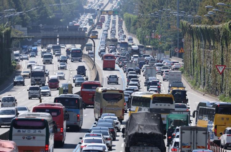 Highways nationwide clog with traffic as Chuseok exodus begins