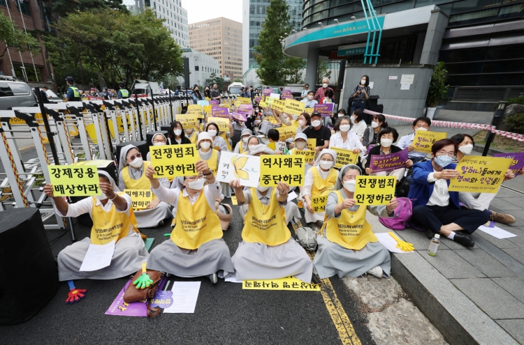 [From the Scene] Memorial for comfort women turns into ground zero of conflict and chaos