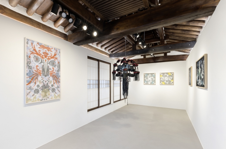 Yang Hae-gue’s hanji collage ‘Mesmerizing Mesh’ series shown at Kukje Gallery's new space