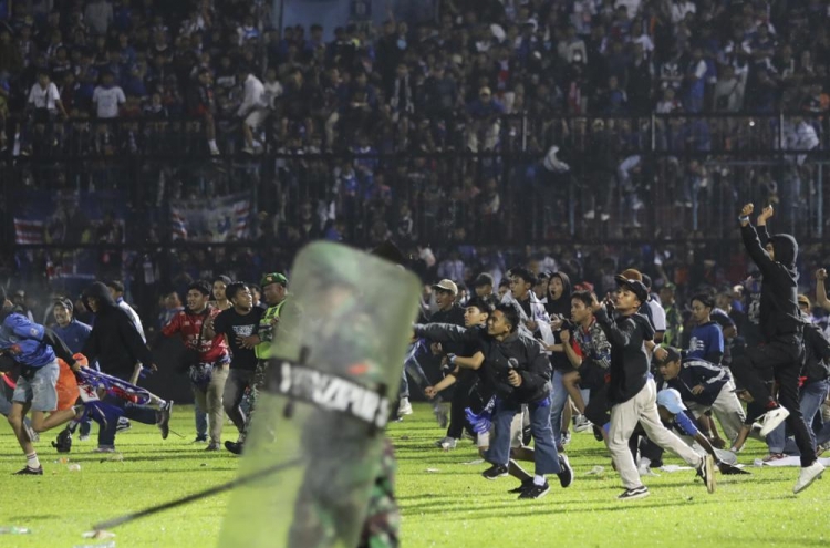 129 dead after fans stampede to exit Indonesian soccer match