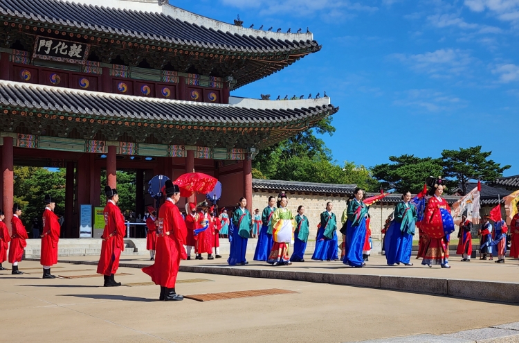 [From the Scene] King Jeongjo's Royal Parade makes journey to Suwon