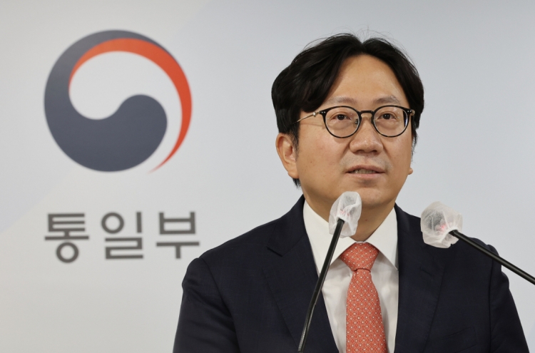 Unification minister to meet families of S. Korean detainees in N. Korea