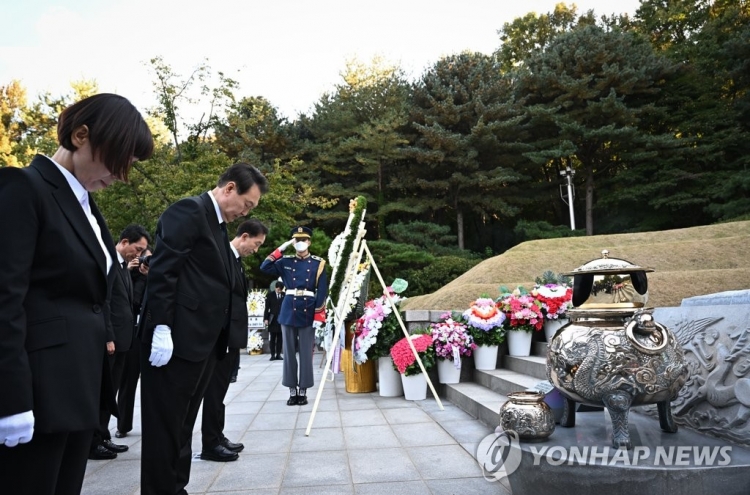 Yoon visits ex-President Park's grave ahead of death anniversary