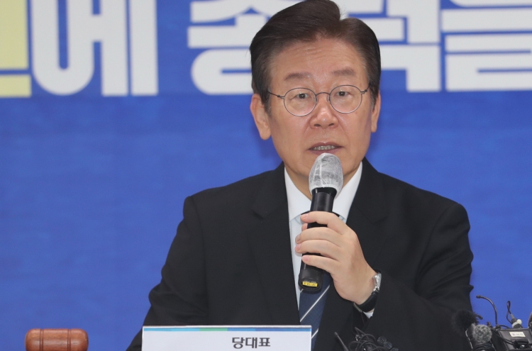 Opposition party leader discusses follow-up measures with Sewol Ferry bereaved family