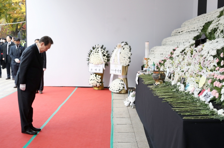 Yoon pays fourth visit to mourning altar for Itaewon crush victims