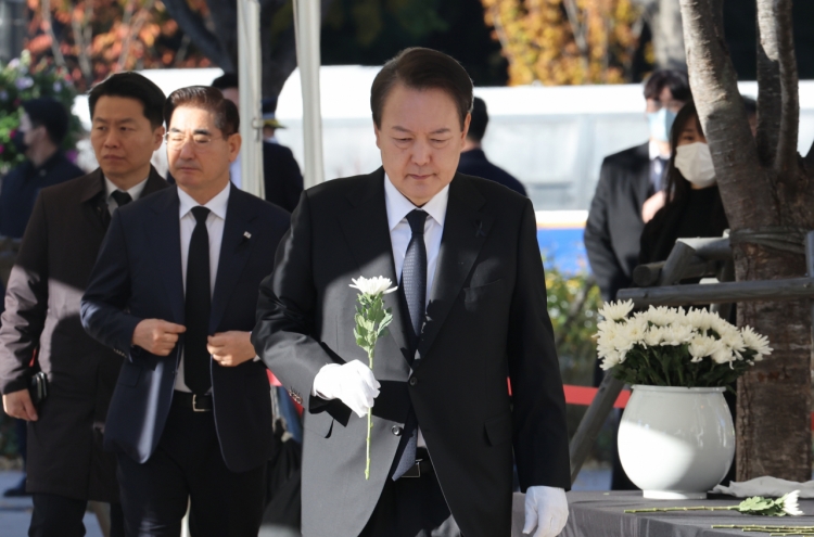 Yoon pays 5th visit to mourning altar for Itaewon crush victims