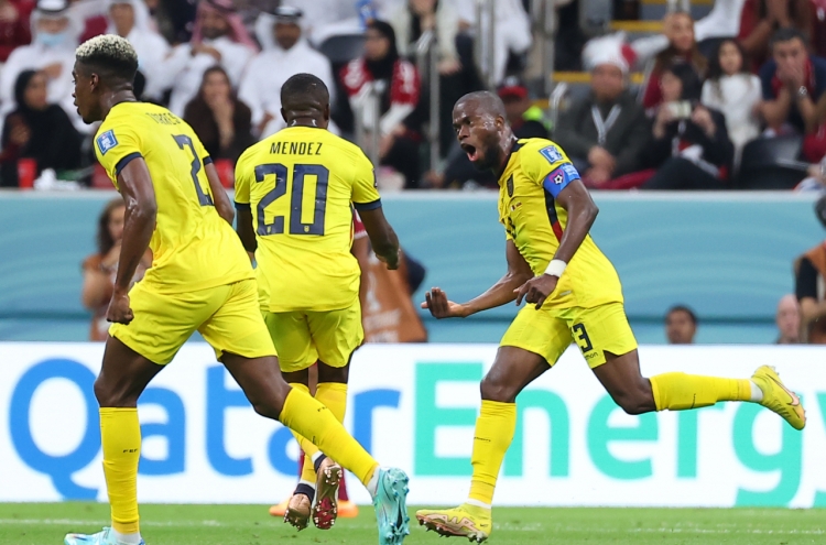 [World Cup] Host country's undefeated streak ends as Qatar fall to Ecuador in opener