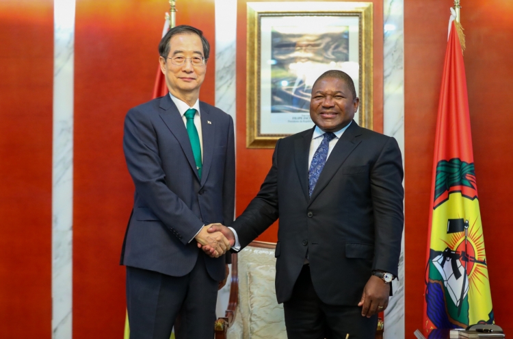 PM discusses resource cooperation with Mozambique president