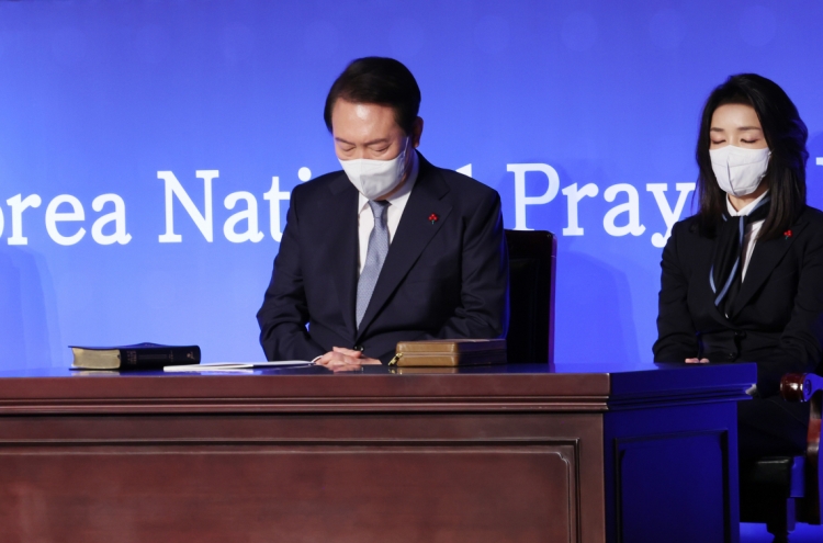 Yoon attends nat'l prayer breakfast, renews pledge to defend liberty