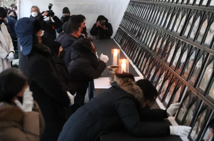 Bereaved families of Itaewon crush victims set up mourning altar near accident site