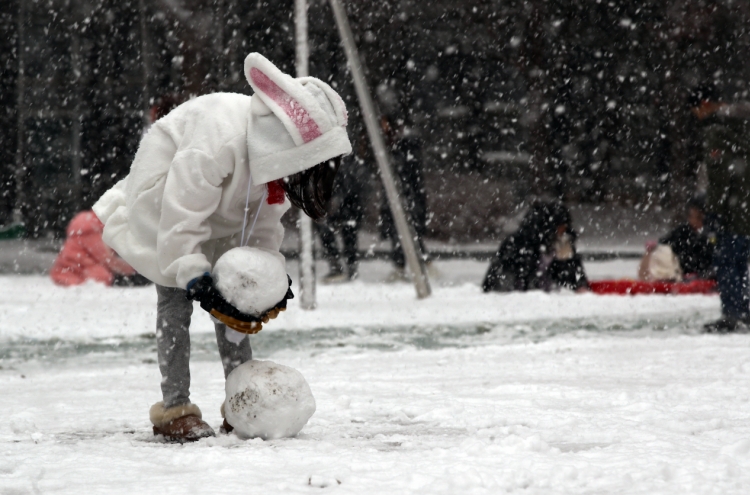 [Photo News] Building snowman