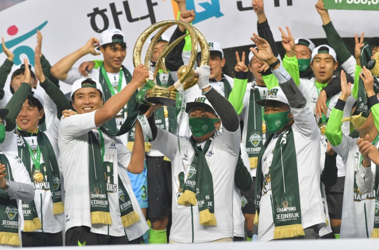Hyundai delivers cash prize to World Cup footballers