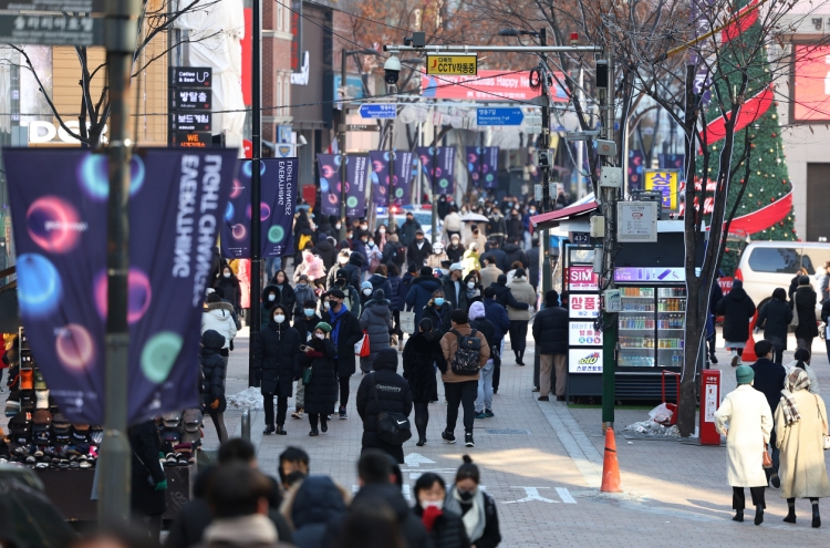 [Photo News] Myeong-dong regains vitality on Christmas Eve