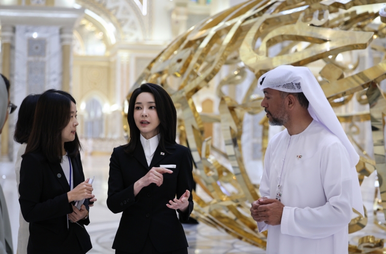 First lady discusses culture with UAE leader's mother, minister