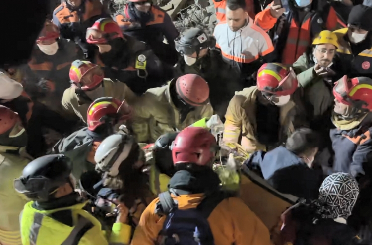 Korean rescuers free 3 more survivors