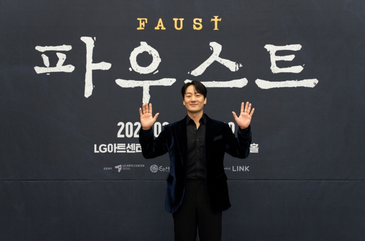 Park Hae-soo returns to theater as Mephisto in 'Faust'